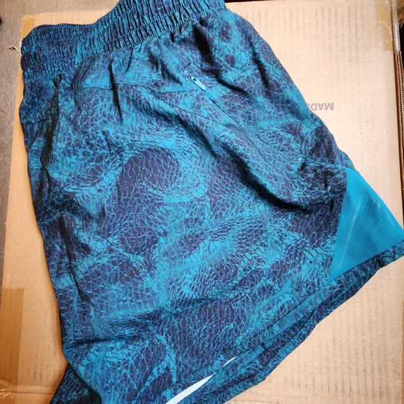 NWT..women's shorts - Picture 6 of 8